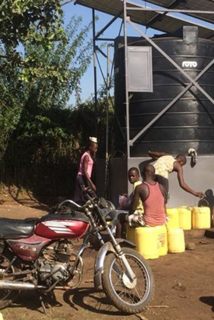 Photo of residents of the Kenyan county of Homa Bay collecting water.