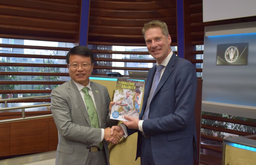 Handing over the Challenge of Salinity Magazine by Ambassador Marcel Beukeboom Permanent Representative of the Netherlands to the Rome Based Agencies, to Dr Lifeng Li, Director of the Land and Water Division