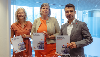 Presentation of the WEX report by Rick Elmendorp (NWP) and Yvonne van den Berg (Water Alliance) to Dutch Water Envoy Meike van Ginneken. Photo by Jos Hummele