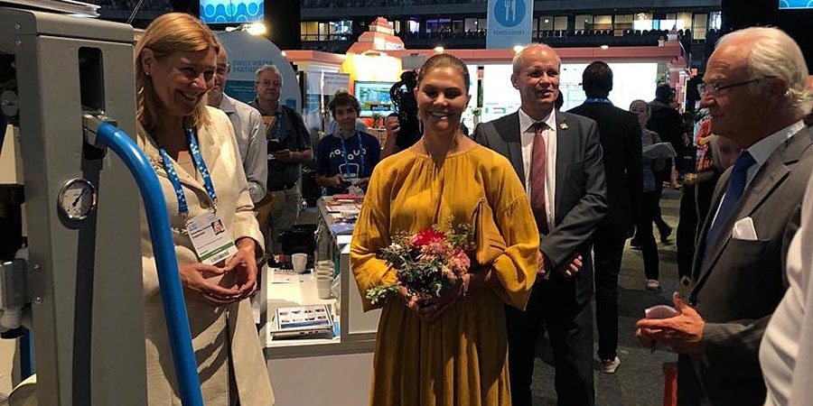 Blog-Villagepump-King of Sweden. King Carl XVI Gustav of Sweden and crown princess Victoria (middle) visited the Dutch pavilion where Joost de Waard demonstrated the hand-powered Villagepump. 