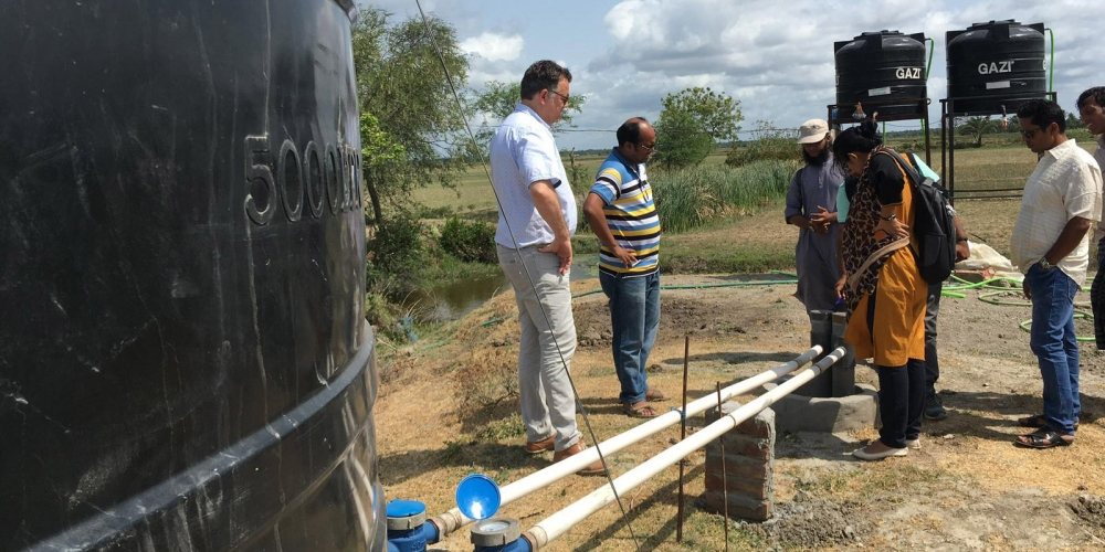 Acacia Water Directeur Arjen de Vries in Bangladesh op bezoek bij AgriMAR