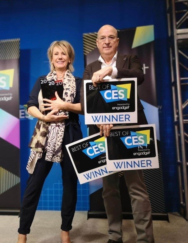 Photo of Sabine Stuiver and Arthur Valkieser of Hydraloop with their awards at CES 2020.