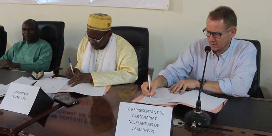 Photo of the signing of the MoU between NWP and the Partenariat National de l’Eau du Mali (PNE-Mali)
