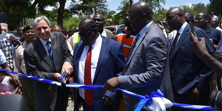 Photo of the Kenyan Governor and the Dutch Ambassador at the opening of the extended water supply.