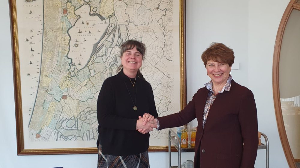  Photo of Caroline Bäcker, NWP Director and Chair of the Board, and Olga Zhovtonog, Primavera’s Director, shaking hands.