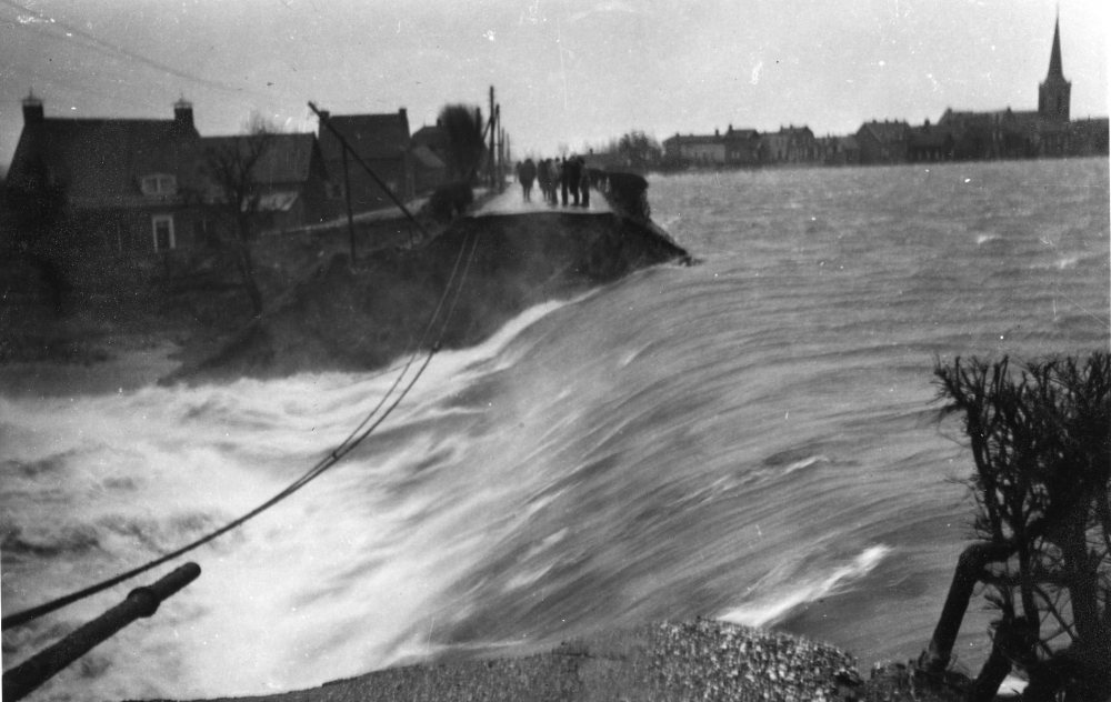 Photo of dyke breach during Watersnoodramp flooding in 1953 | @Rijkswaterstaat