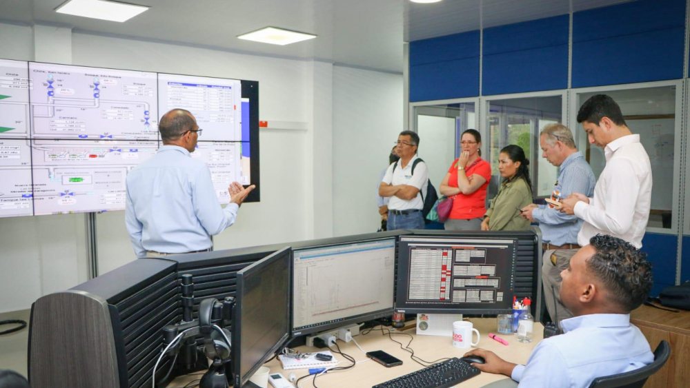 Participants of the Netherlands Lounge at ACODAL 2024 visit Acuacar.