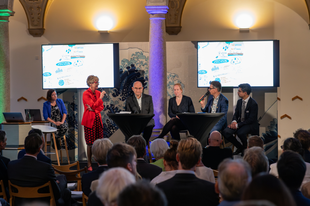 Paneldiscussion on stage, monderated by Annemieke Nijhof