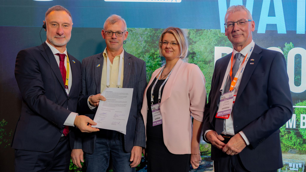 Photo of MoU signatory parties the European Benchmarking Co-operation (EBC Foundation, Netherlands), Ukrainian association “Ukrvodokanalekologiya” (Ukraine), the Bavarian Environment Agency (Germany), and the Gdansk Water Foundation (Poland).
