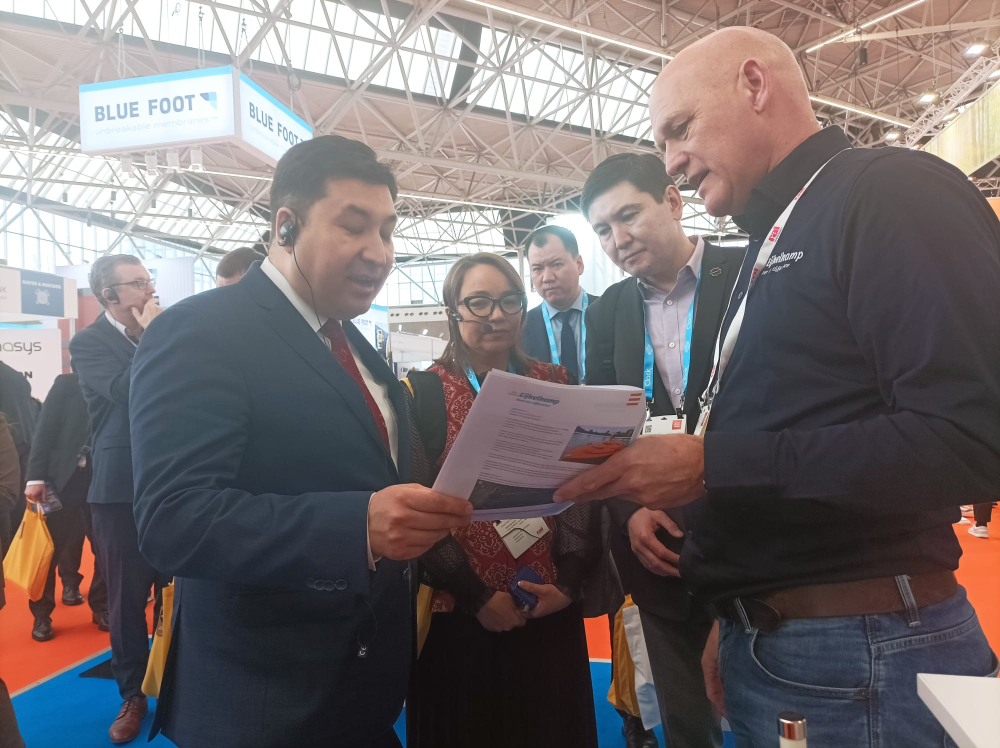ViceMinister of Water Resources of Kazakhstan in conversation with water technology supplier at Aquatech Amsterdam 2025