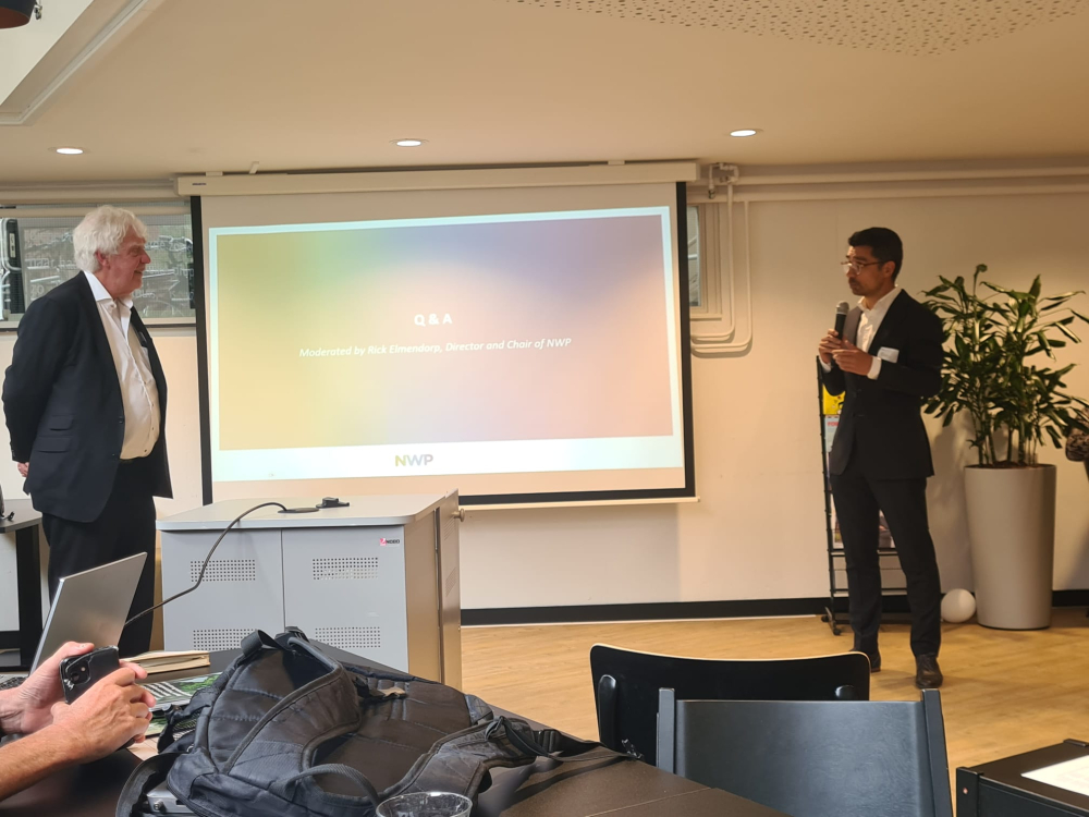 Sybe Schaap presenting at the Member Meet-up