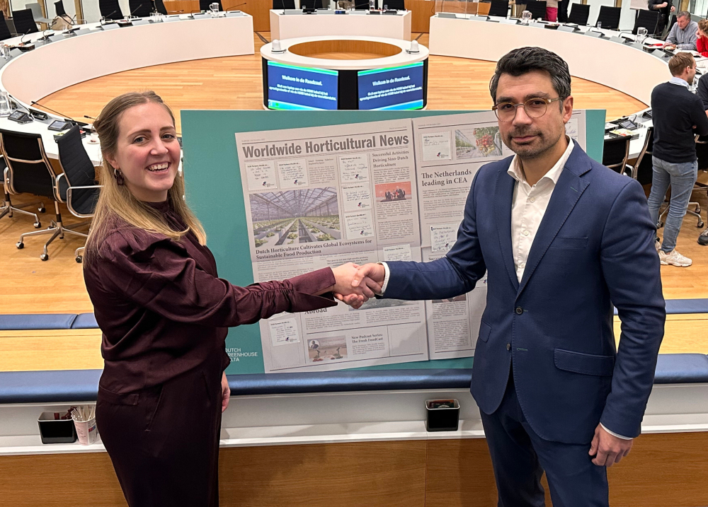 Photo: Left: Mirjam Boekestijn (DGD), Right: Rick Elmendorp (NWP) in the council chamber of the Municipality of Westland