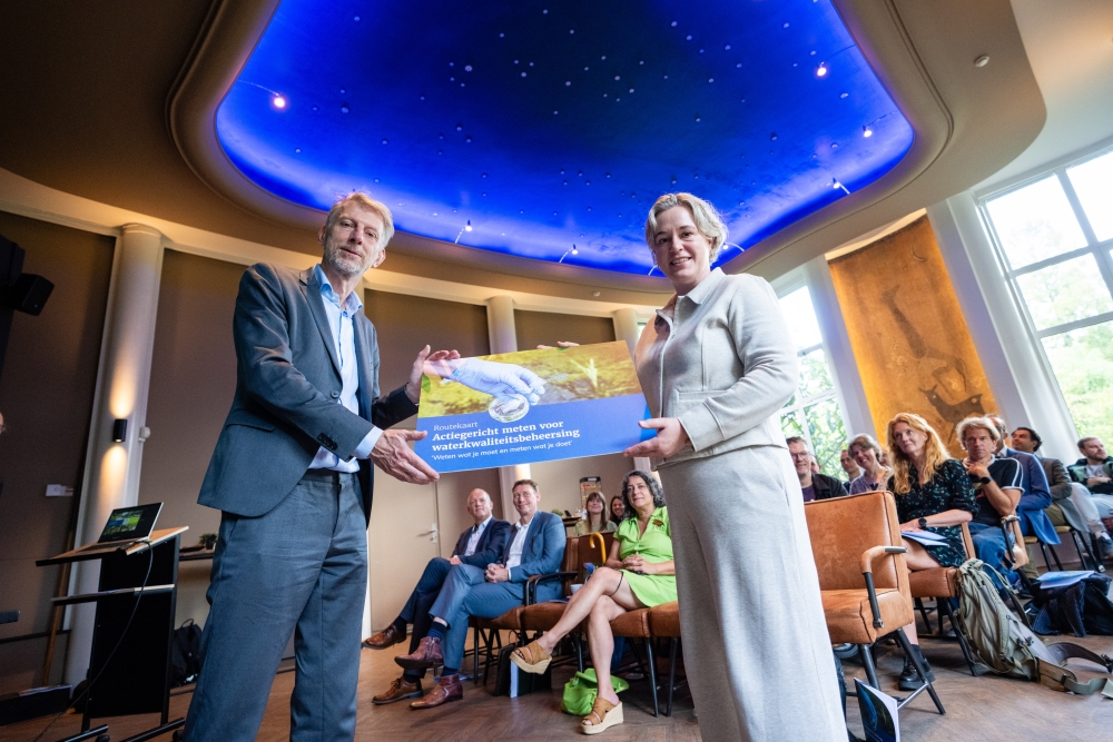 Anne Hummelen (right), Programme Director of TKI Water Technology, presents the roadmap ‘Action-oriented monitoring for water quality management’ to Martin van Gelderen (l