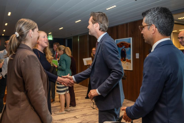 Anne Loes Nillesen (Defacto Urbanism and TU Delft) and Minister Sjoerdsma greet each other.