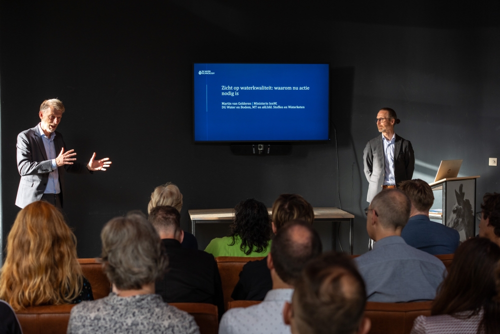Martin van Gelderen (left), Head of the Substances and Water Chain Department at the Ministry of I&W, and Joep van den Broeke co-author of the roadmap