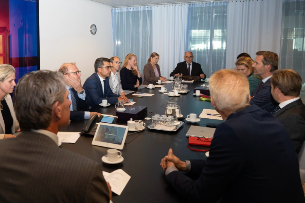 Representatives from the Dutch water sector and Minister Sjoerdsma discuss the strategic role of water in foreign policy.
