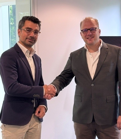 Rick Elmendorp and Joris Bengevoord shaking hands