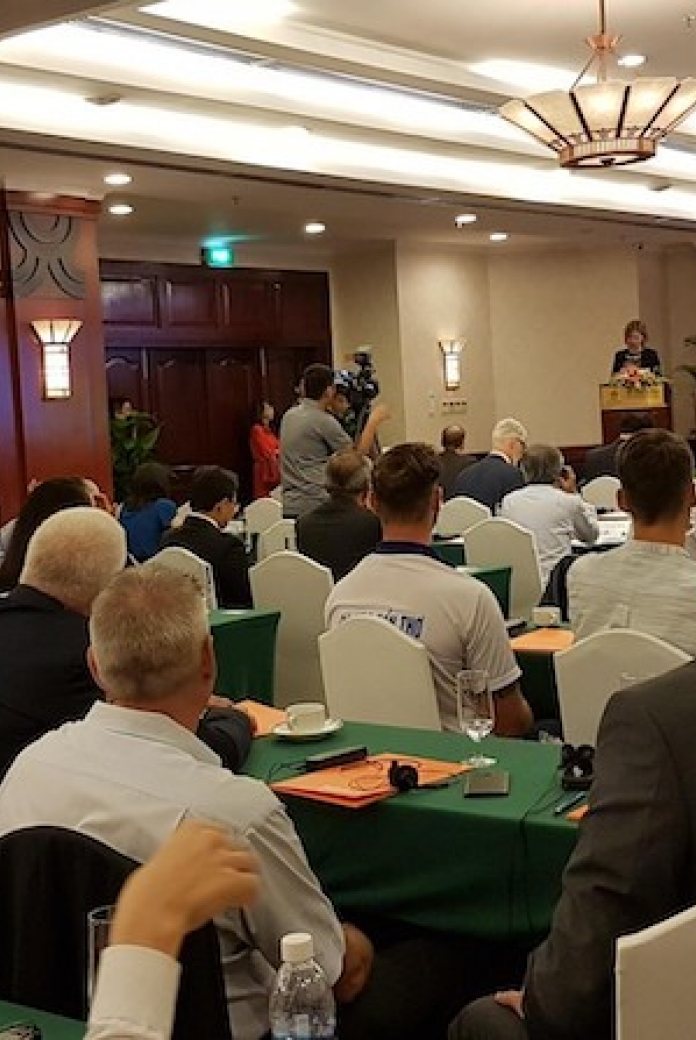 Minister Van Nieuwenhuizen talks at the water seminar during the mission