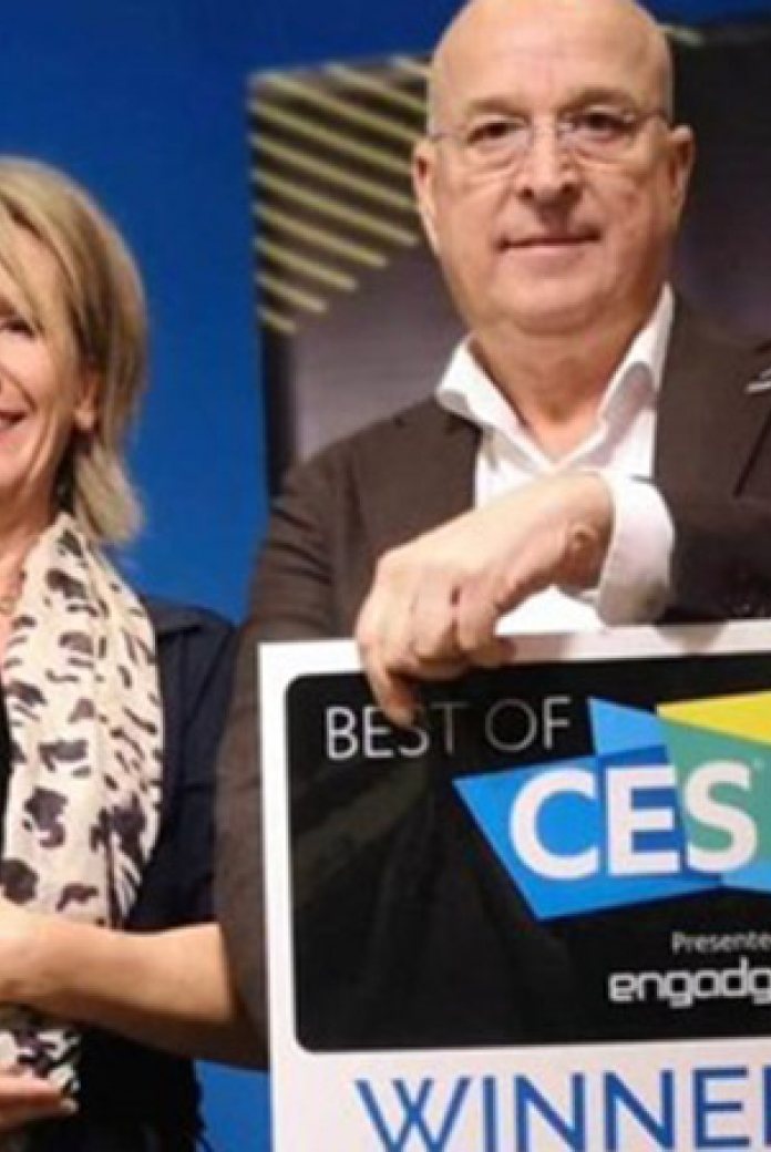 Photo of Sabine Stuiver and Arthur Valkieser of Hydraloop with their awards at CES 2020.