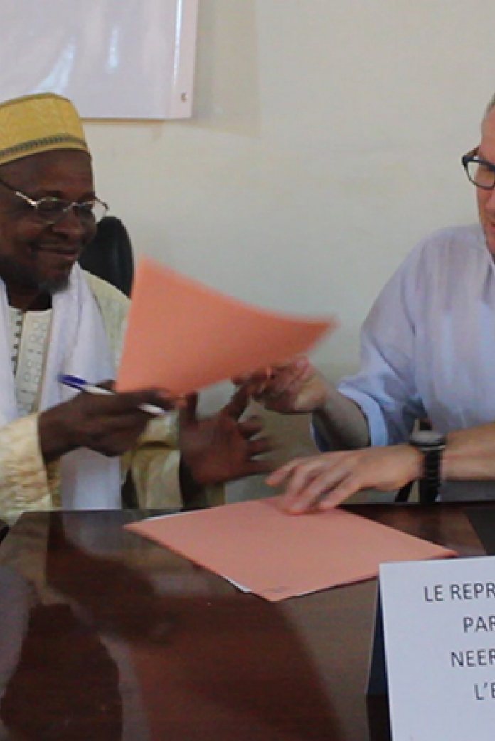 Photo of the signing of the MoU between NWP and the Partenariat National de l’Eau du Mali (PNE-Mali)