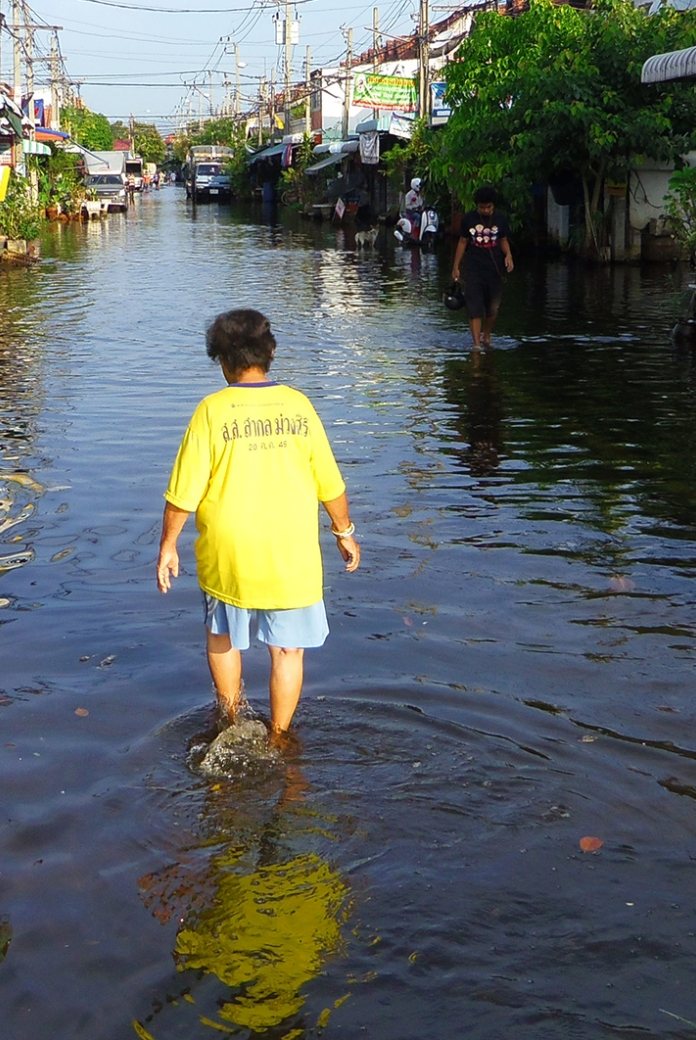 Child walking in a flooded street of Bangkok. Credits: Chris Zevenbergen.