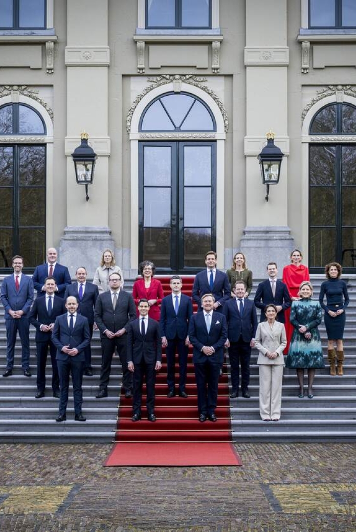 Alle leden van het Kabinet-Jetten staat op het bordes bij Konings Willem-Alexander tijdens de installatie van het Kabinet