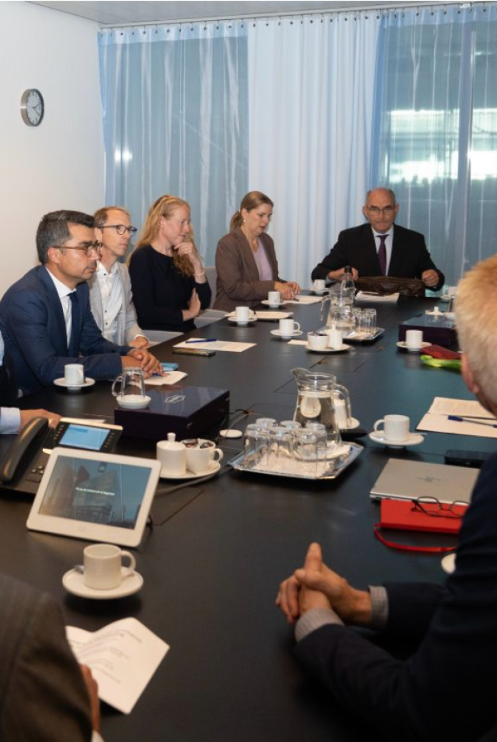 Representatives from the Dutch water sector and Minister Sjoerdsma discuss the strategic role of water in foreign policy.
