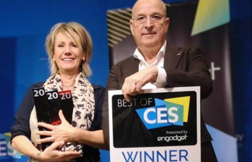 Photo of Sabine Stuiver and Arthur Valkieser of Hydraloop with their awards at CES 2020.