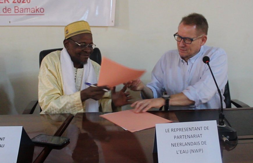 Photo of the signing of the MoU between NWP and the Partenariat National de l’Eau du Mali (PNE-Mali)