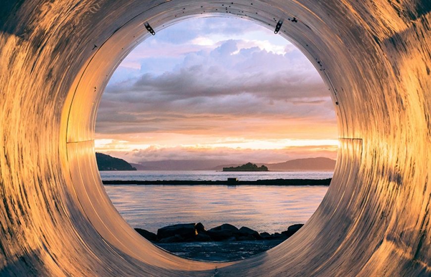 Photo of a tube and the sea