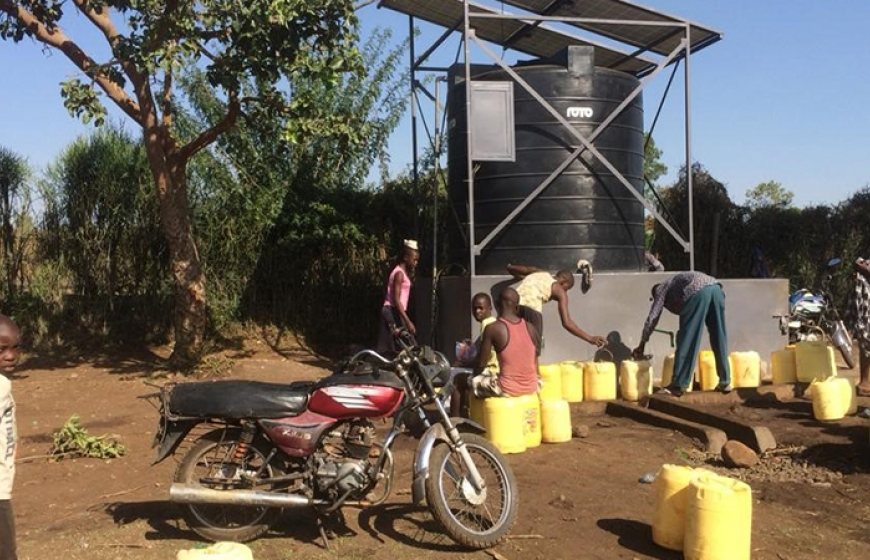 Photo of residents of the Kenyan county of Homa Bay collecting water.