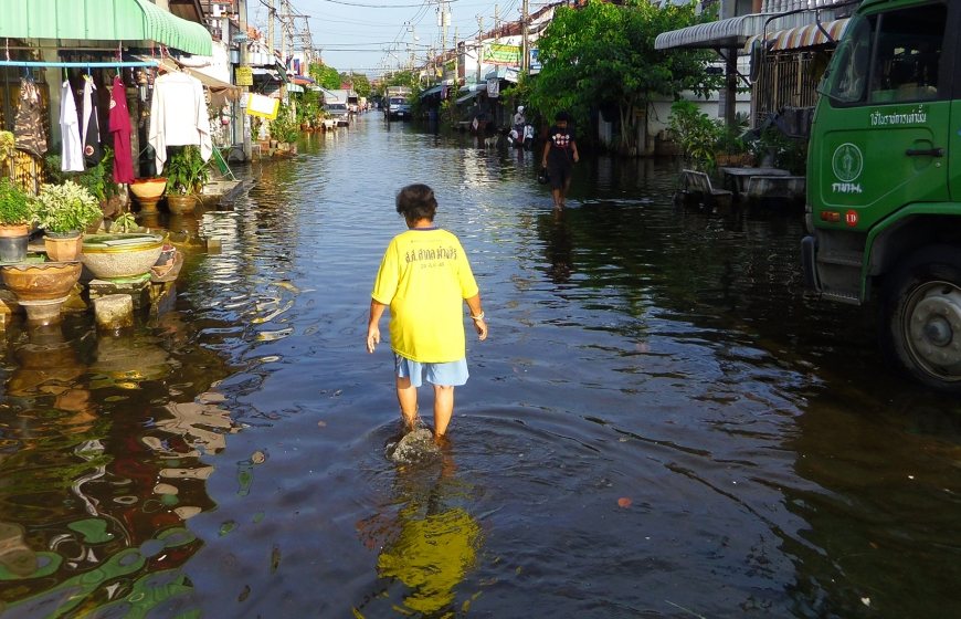 Child walking in a flooded street of Bangkok. Credits: Chris Zevenbergen.