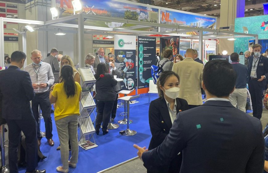 People visiting the Netherlands Pavilion at the Singapore International Water Week.