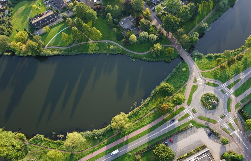 Aerial view of an urban area in the Netherlands with water and green areas. Photo: Ezra / Unsplash