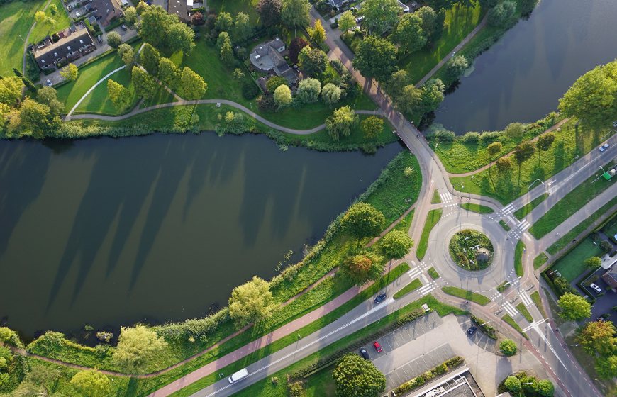 Aerial view of an urban area in the Netherlands with water and green areas. Photo: Ezra / Unsplash