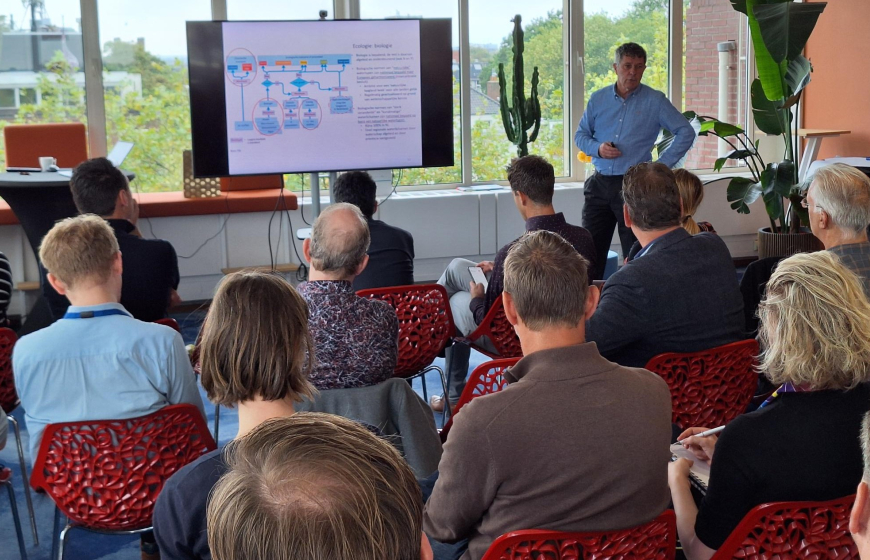 Diederik van der Molen presents the EU Water Framework Directive to the members of the Nutrient Platform in the room