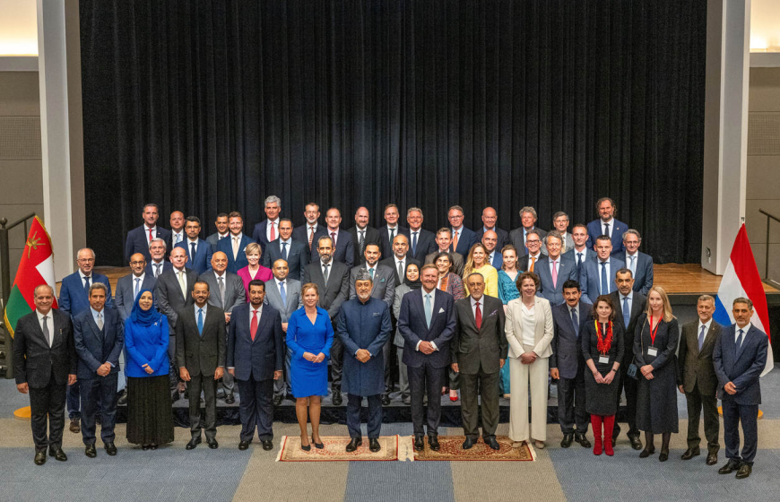 Big group picture with the sultan of oman and the netherlands