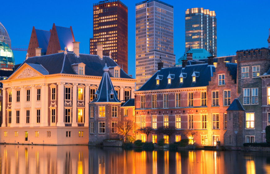 The pond in front of the Dutch parliament offices by night