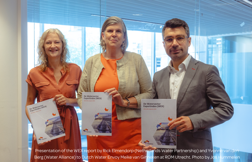 Presentation of the WEX report by Rick Elmendorp (NWP) and Yvonne van den Berg (Water Alliance) to Dutch Water Envoy Meike van Ginneken. Photo by Jos Hummele