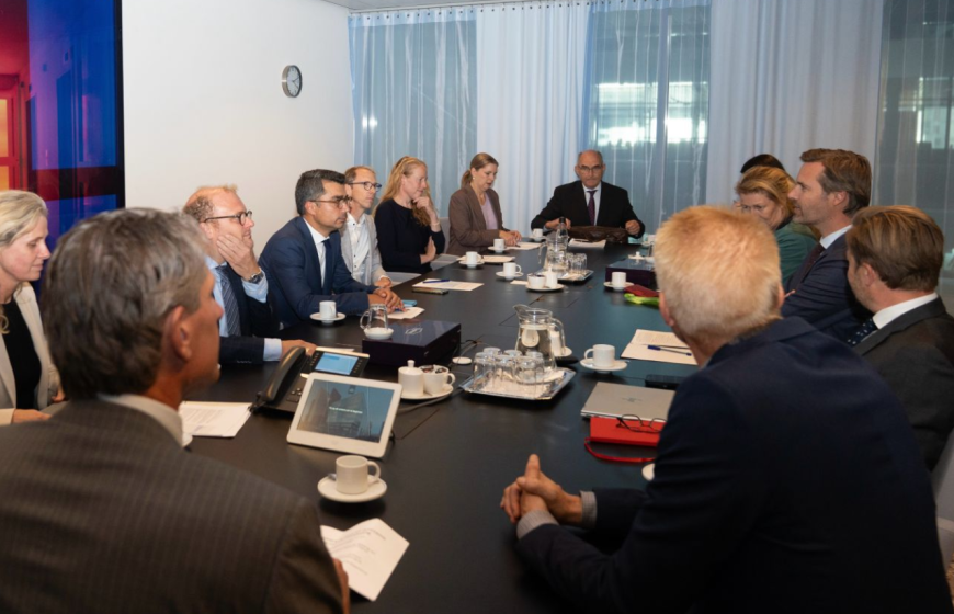 Representatives from the Dutch water sector and Minister Sjoerdsma discuss the strategic role of water in foreign policy.