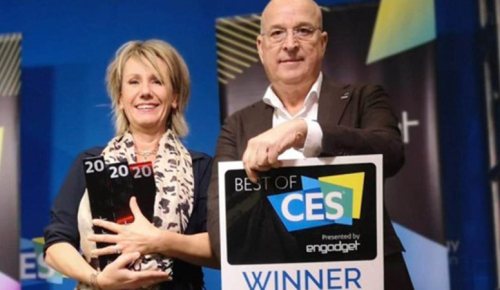 Photo of Sabine Stuiver and Arthur Valkieser of Hydraloop with their awards at CES 2020.