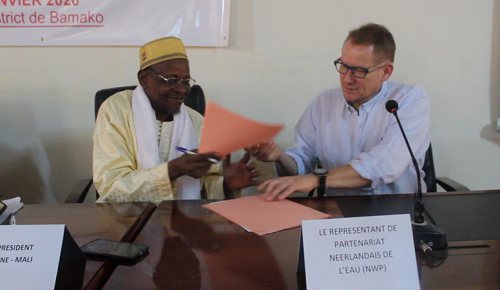 Photo of the signing of the MoU between NWP and the Partenariat National de l’Eau du Mali (PNE-Mali)