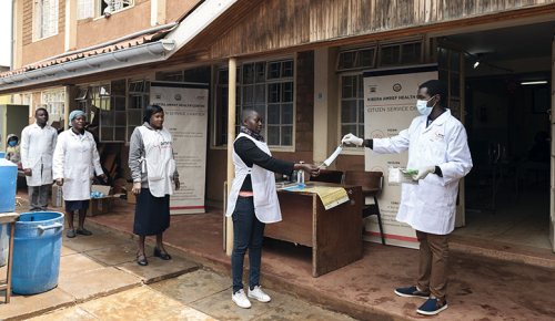 Amref. Distributing free face masks.