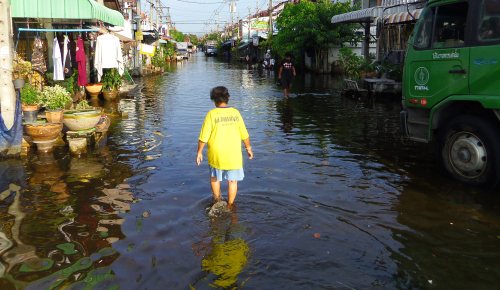 Child walking in a flooded street of Bangkok. Credits: Chris Zevenbergen.