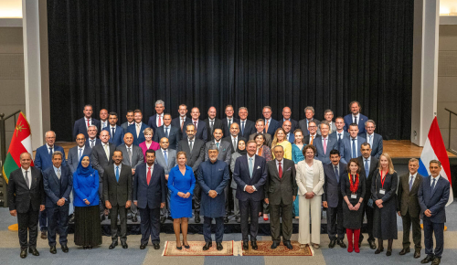 Big group picture with the sultan of oman and the netherlands