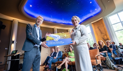 Anne Hummelen, Programme Director of TKI Water Technology, presents the roadmap ‘Action-oriented monitoring for water quality management’ to Min. I&W